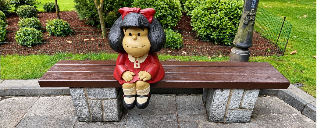 Mafalda, en el Campo de San Francisco de Oviedo. Más de seis décadas después de su creación, sus preguntas siguen incomodando al mundo adulto. Crédito: Einaz80 / Wikimedia Commons.